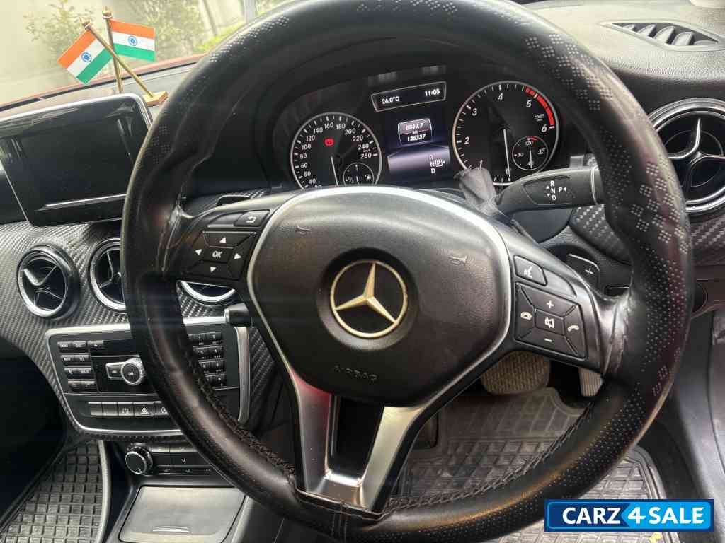 Red Mercedes-Benz GLA 200