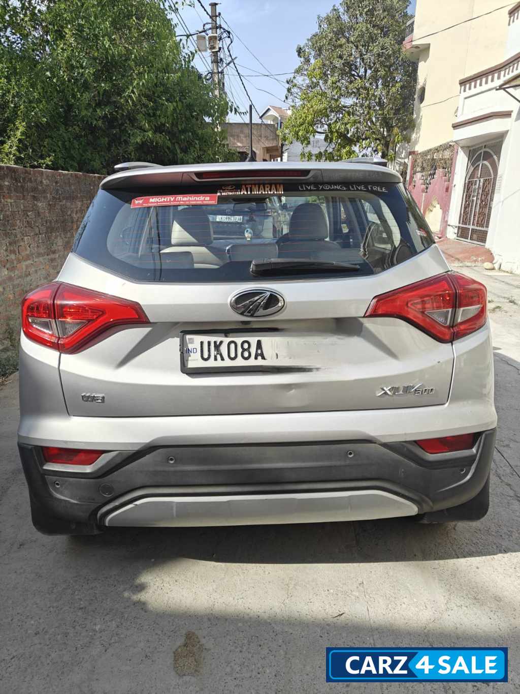 Mahindra XUV300 W8 optional