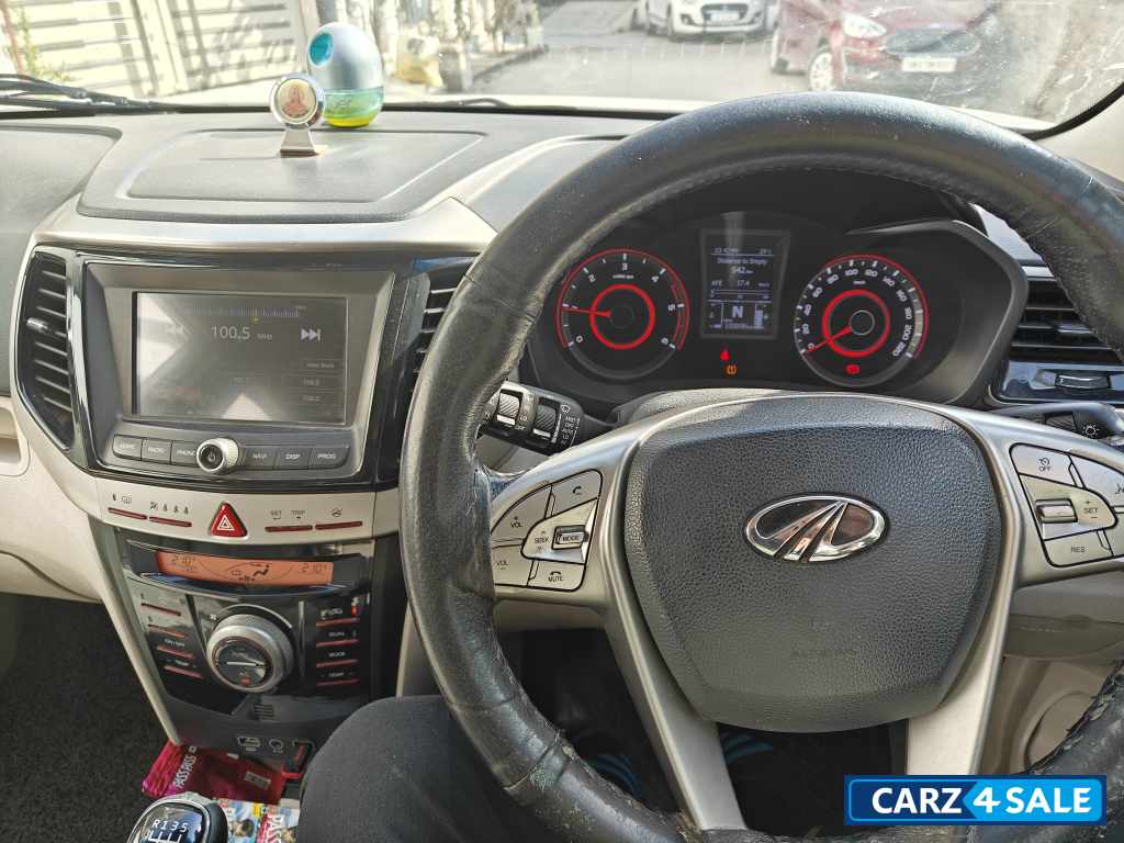 Mahindra XUV300 W8 optional