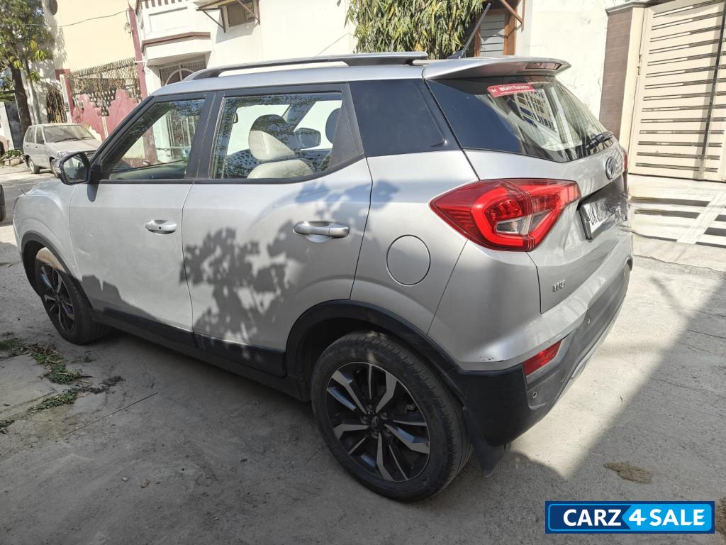 Mahindra XUV300 W8 optional