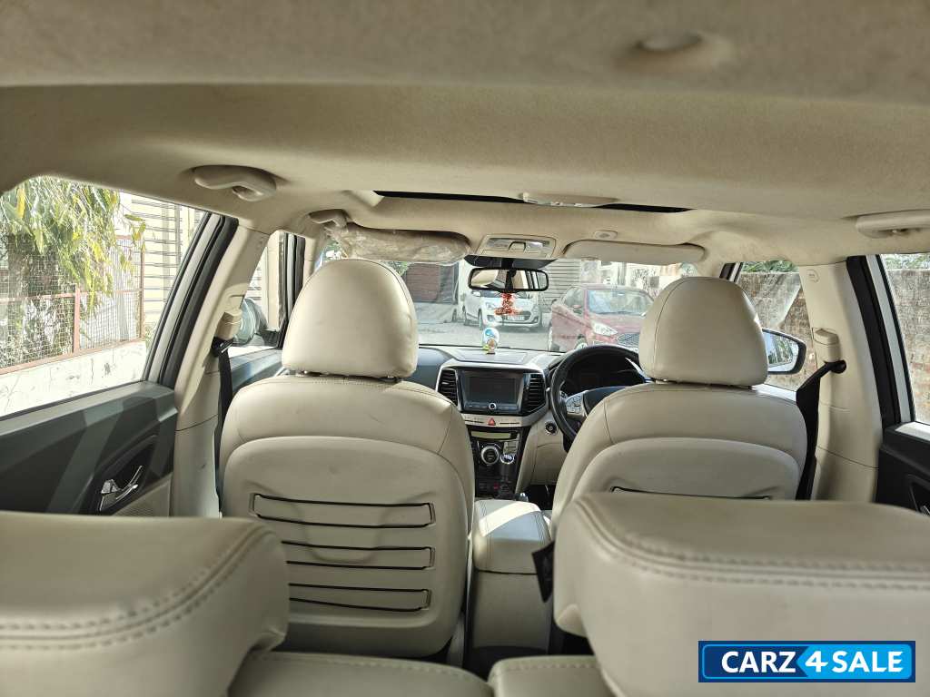 Mahindra XUV300 W8 optional