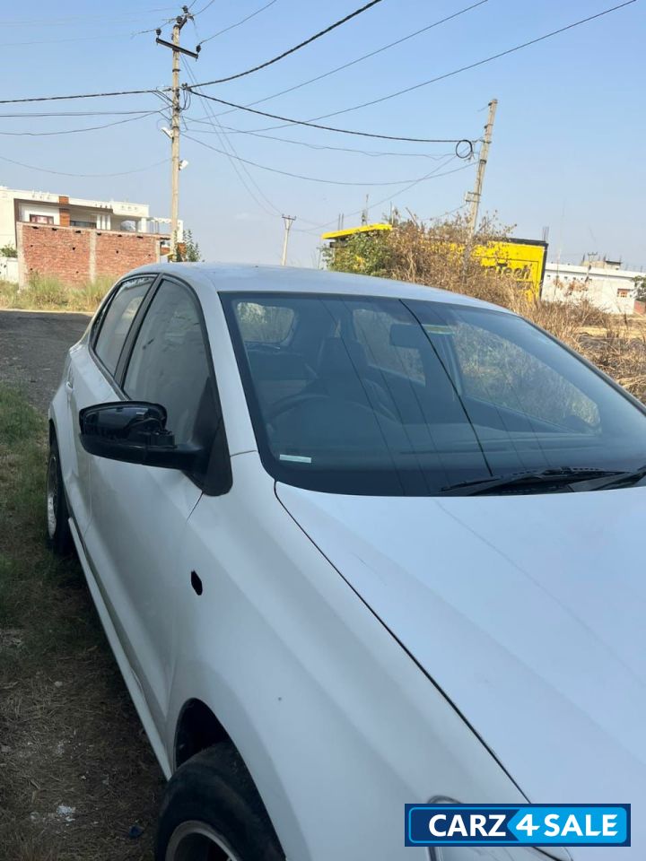 White Volkswagen Polo Comfortline