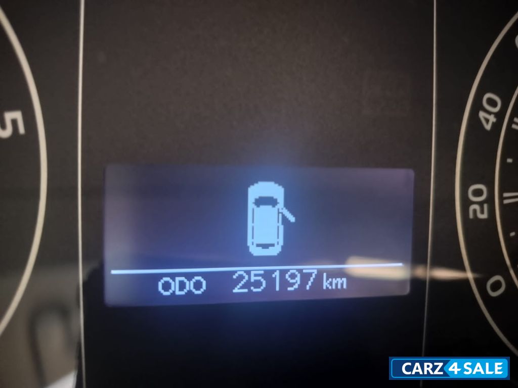 Super White Toyota Innova Crysta 2.4 G 8 Seater