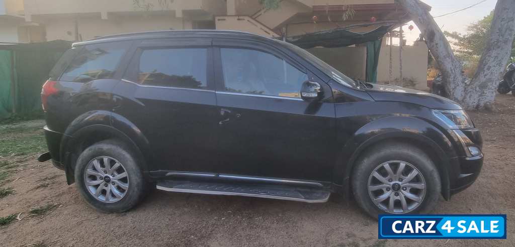 Black Mahindra XUV 500 W9