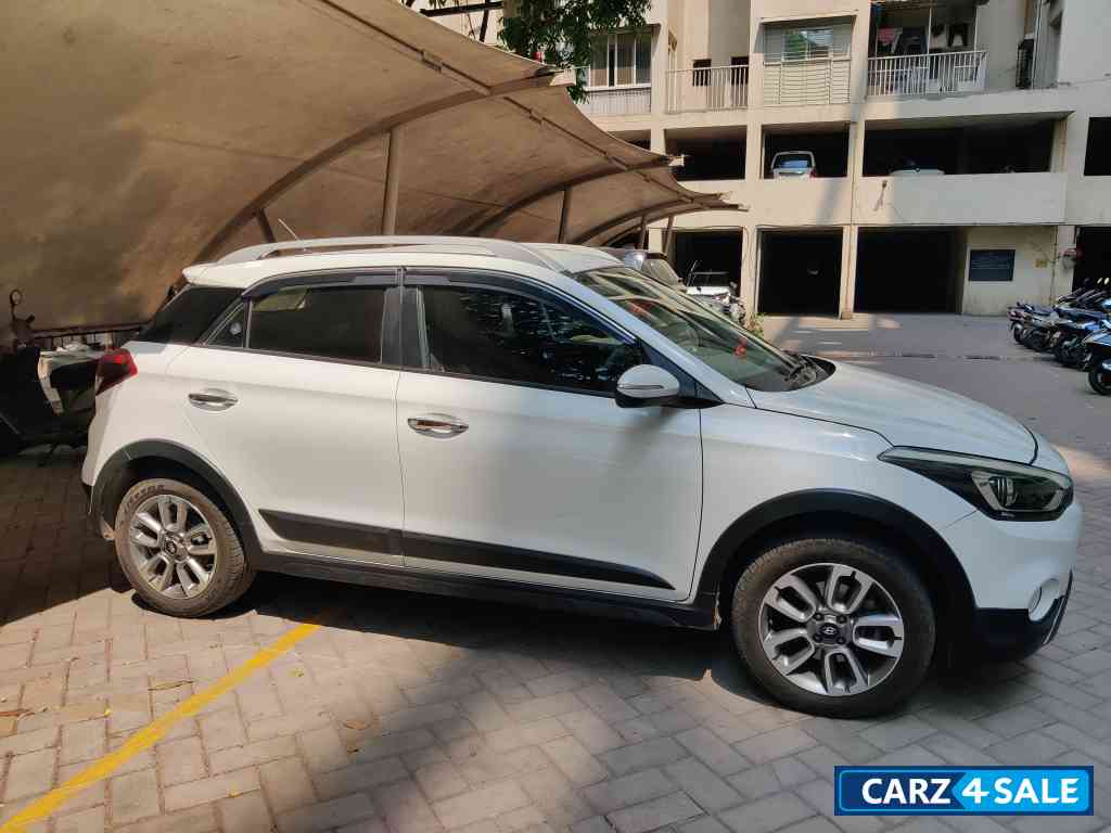 White Hyundai i20 Active sx