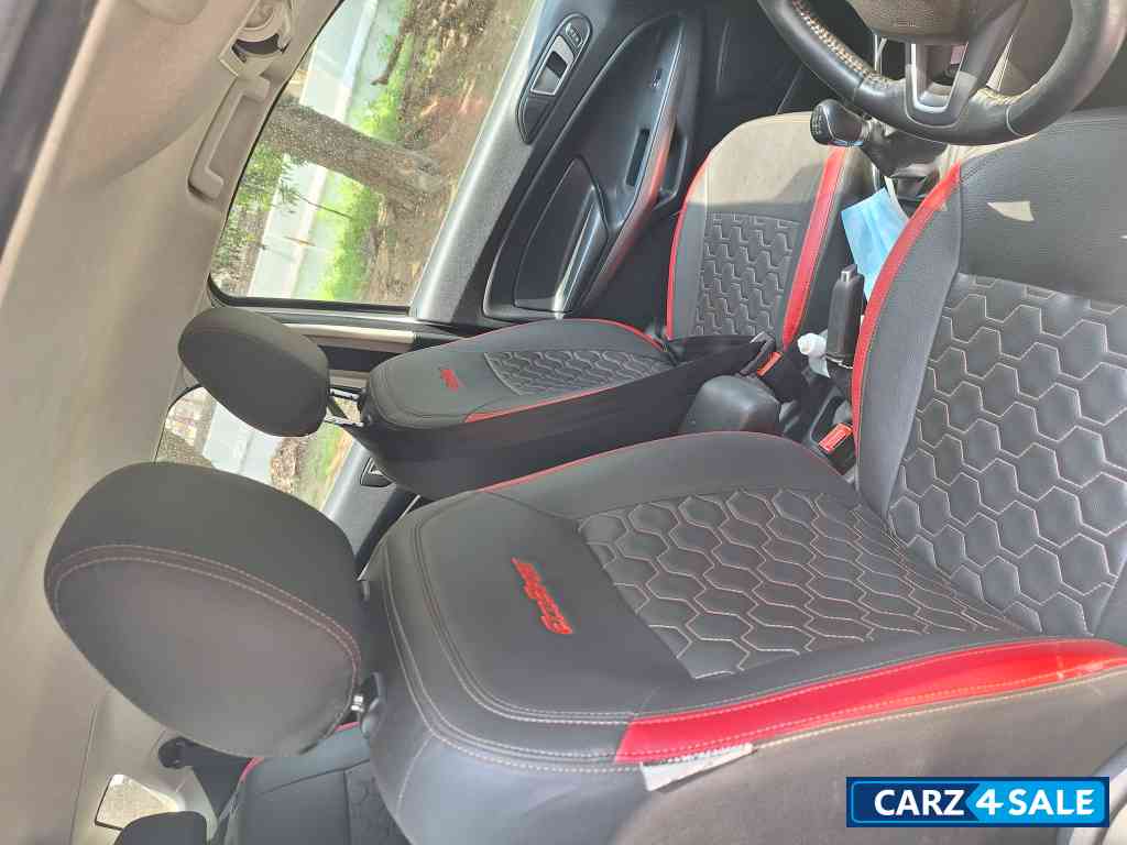 Diamond White Ford Ecosport Titanium 1.5 Petrol MT