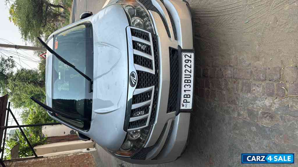 Mahindra XUV 500 FWD W8
