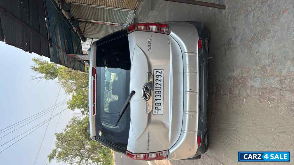 Mahindra XUV 500 FWD W8