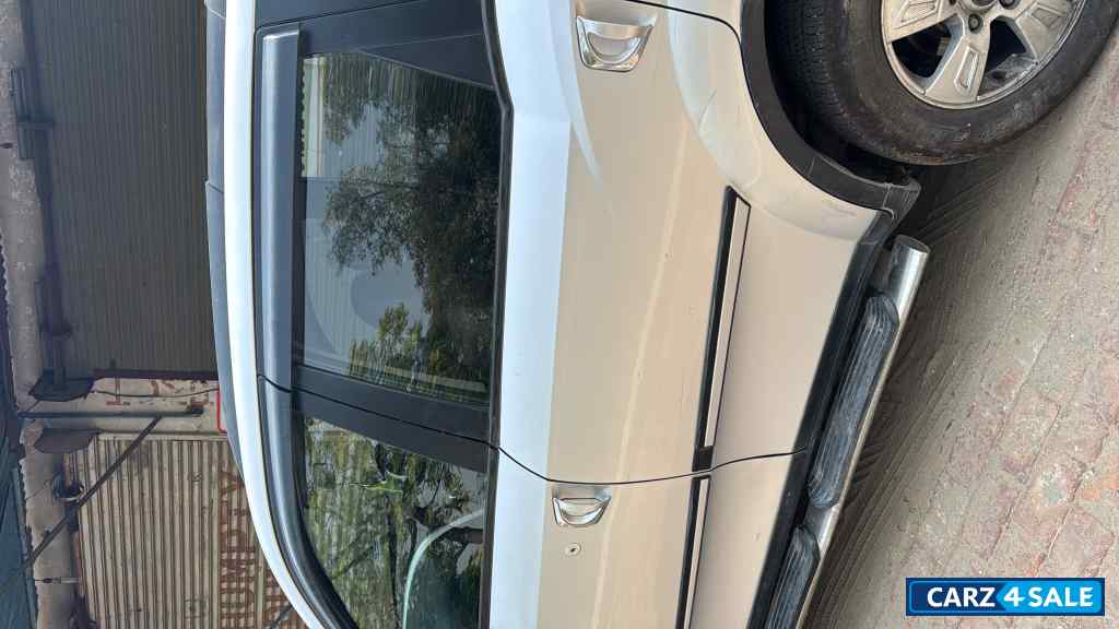 Mahindra XUV 500 FWD W8