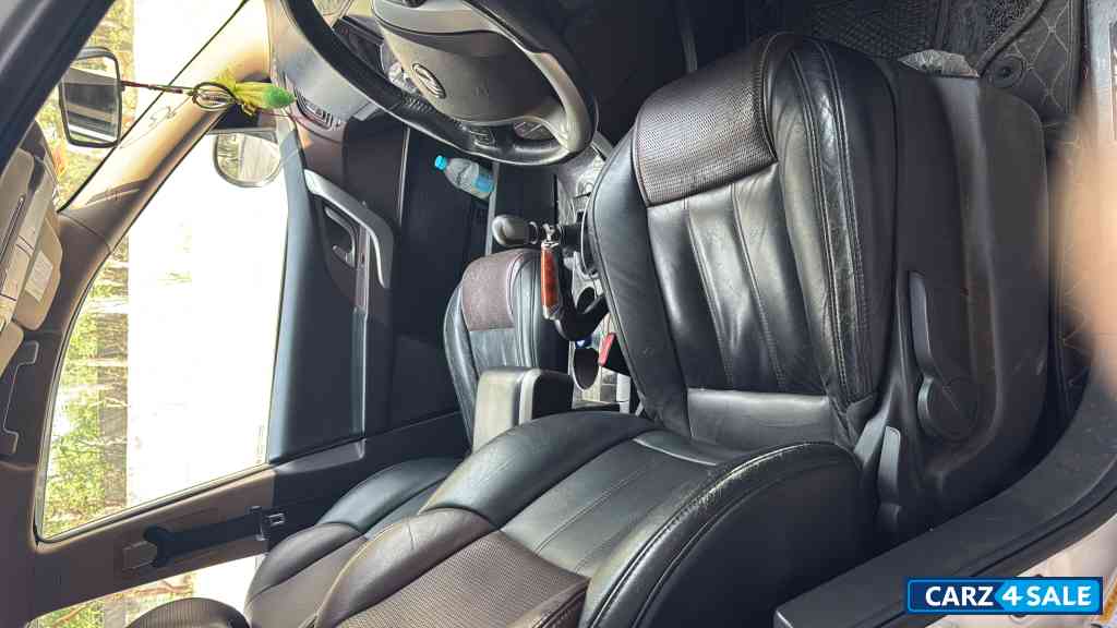 Mahindra XUV 500 FWD W8