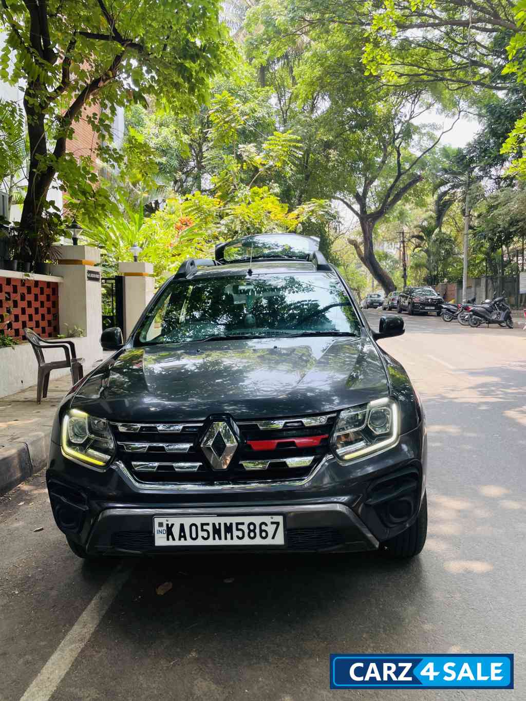 Grey Renault Duster RXS Peteol