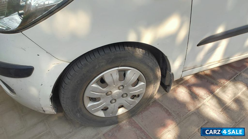 White Hyundai i10 Magna 1.2 White Hyundai i10 Magna 1.2