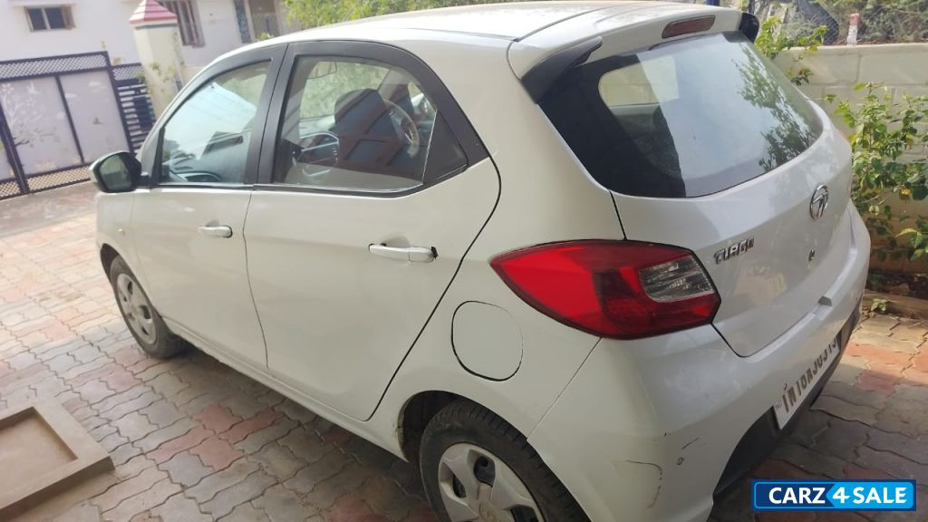 White Tata Tiago XT White Tata Tiago XT