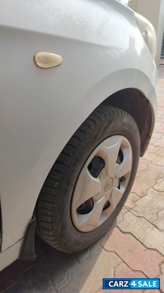 White Tata Tiago XT White Tata Tiago XT