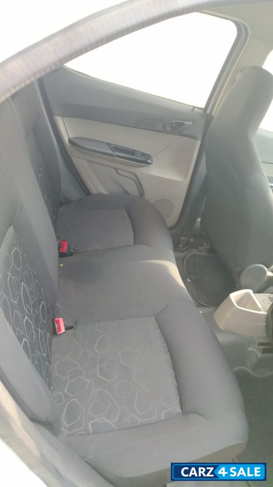 White Tata Tiago XT White Tata Tiago XT