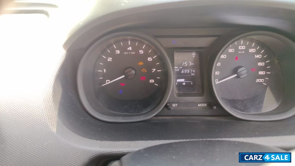 White Tata Tiago XT White Tata Tiago XT