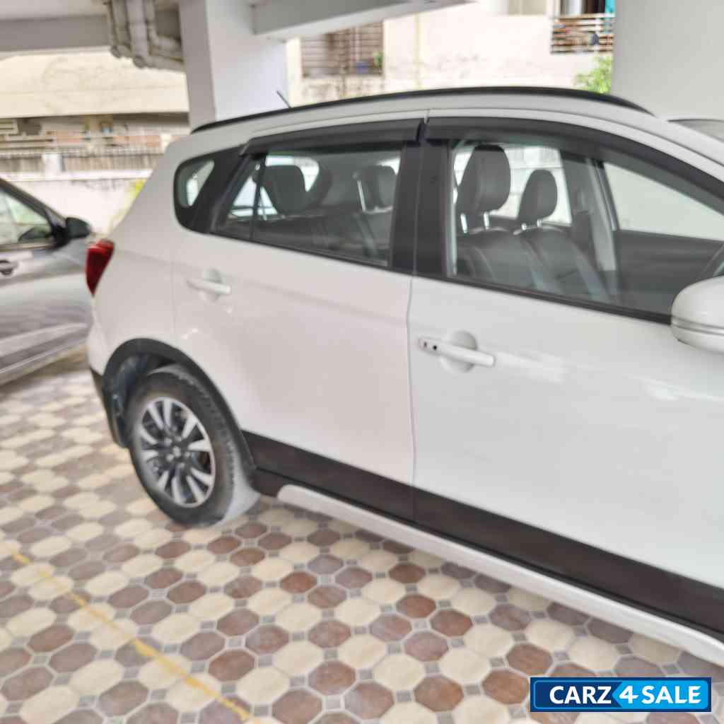 White Maruti Suzuki S-Cross Zeta White Maruti Suzuki S-Cross Zeta