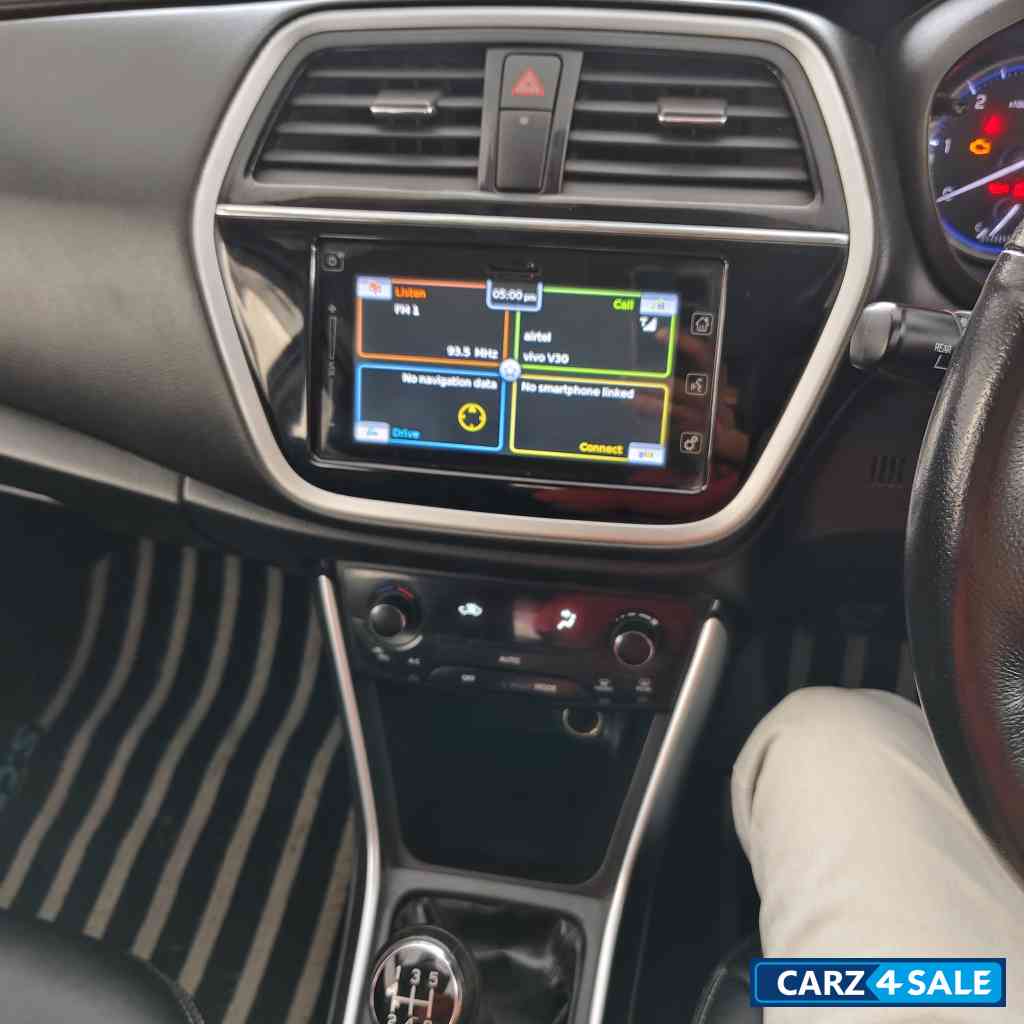 White Maruti Suzuki S-Cross Zeta White Maruti Suzuki S-Cross Zeta