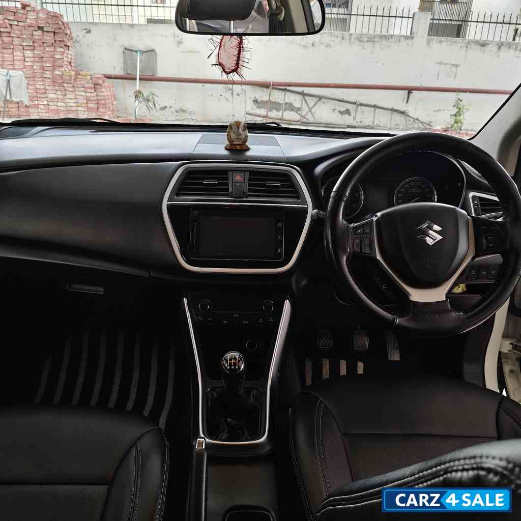 White Maruti Suzuki S-Cross Zeta White Maruti Suzuki S-Cross Zeta