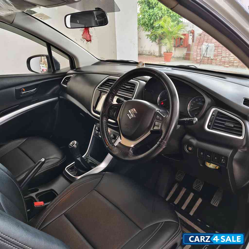 White Maruti Suzuki S-Cross Zeta White Maruti Suzuki S-Cross Zeta