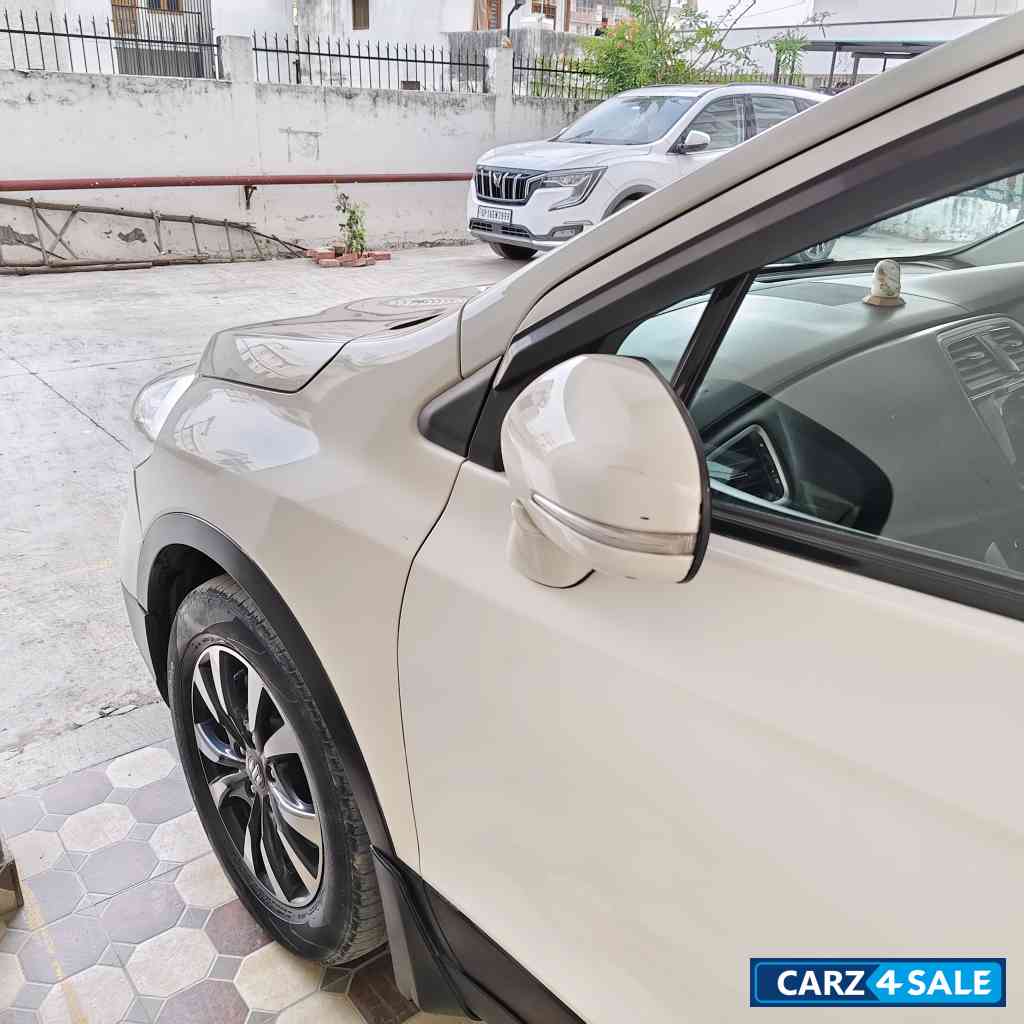 White Maruti Suzuki S-Cross Zeta White Maruti Suzuki S-Cross Zeta