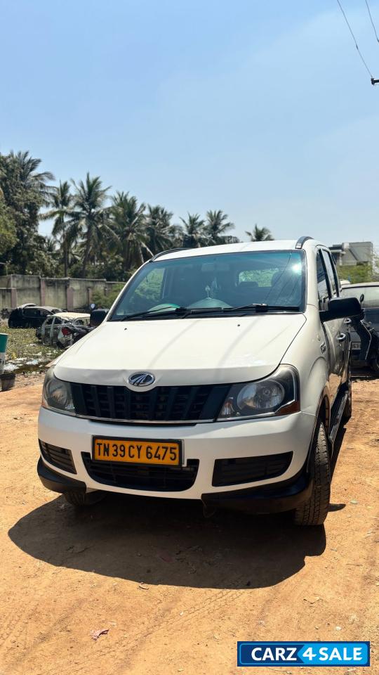White Mahindra Xylo h4