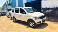 White Mahindra Xylo h4