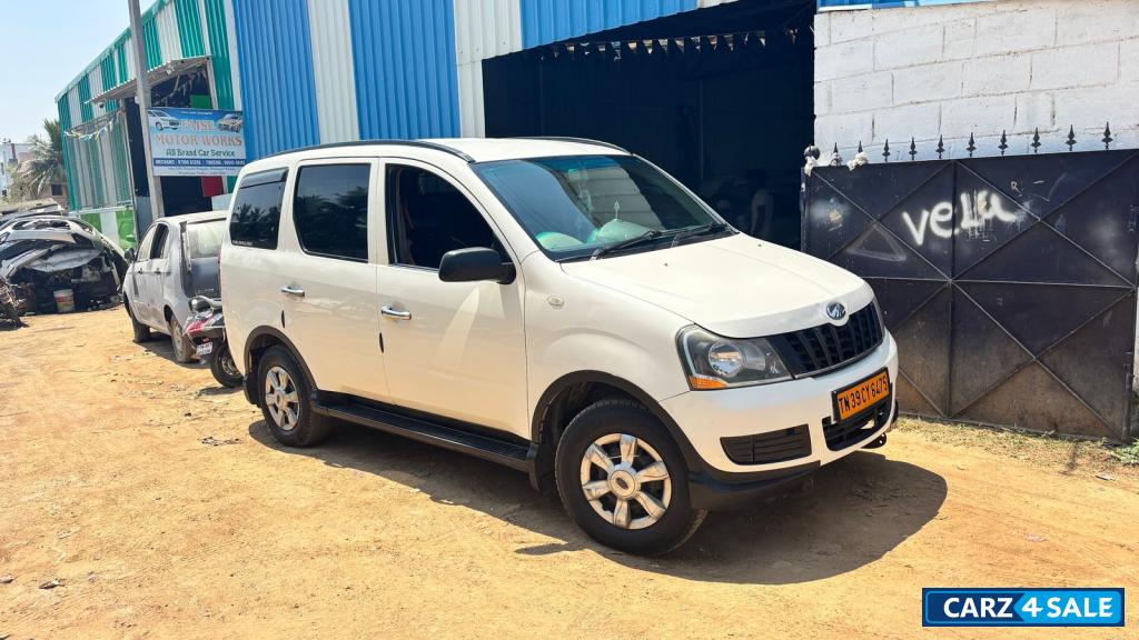 White Mahindra Xylo h4