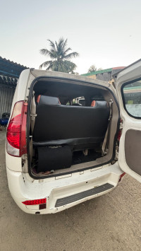 White Mahindra Xylo h4