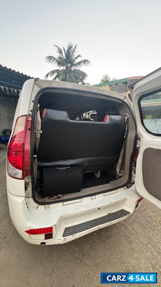 White Mahindra Xylo h4