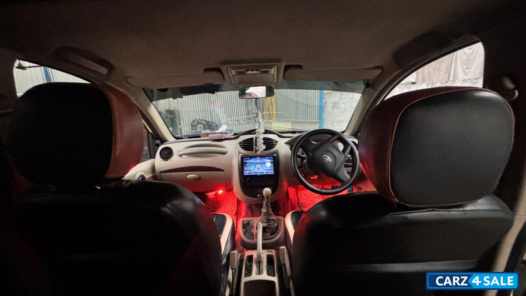 White Mahindra Xylo h4