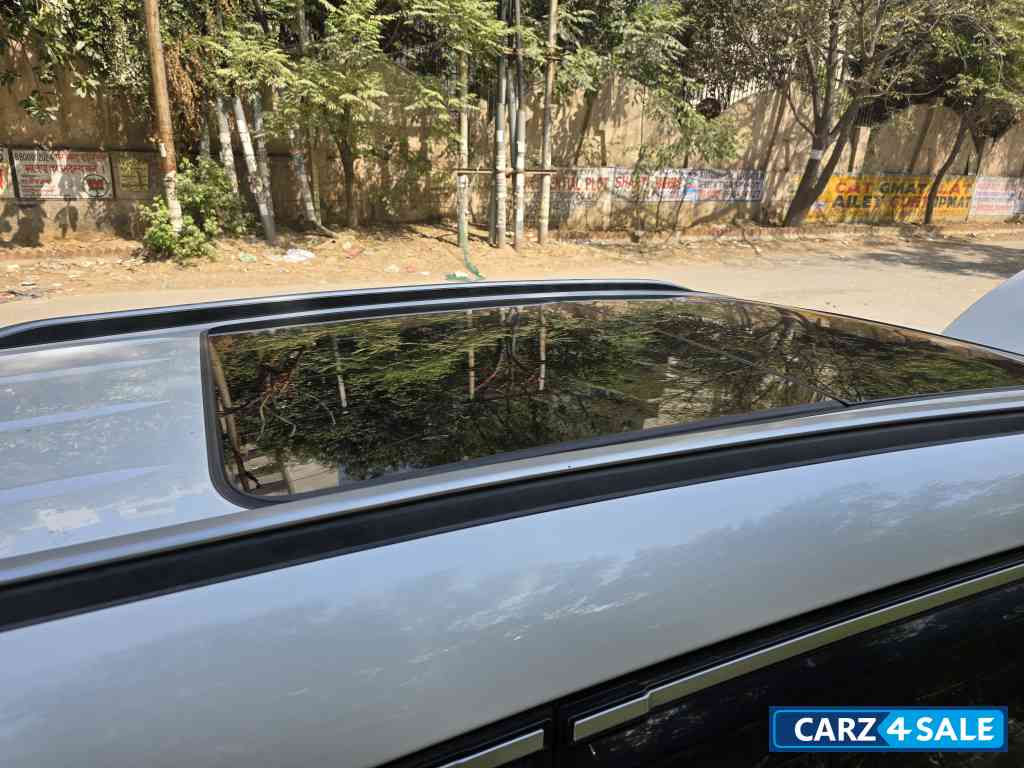 Everest White Mahindra XUV700 AX7 L AT AWD DIESEL