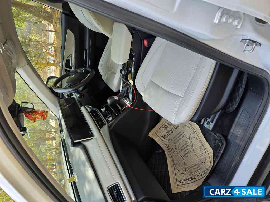 Everest White Mahindra XUV700 AX7 L AT AWD DIESEL