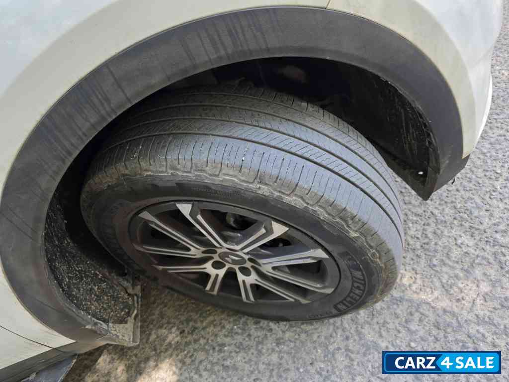 Everest White Mahindra XUV700 AX7 L AT AWD DIESEL