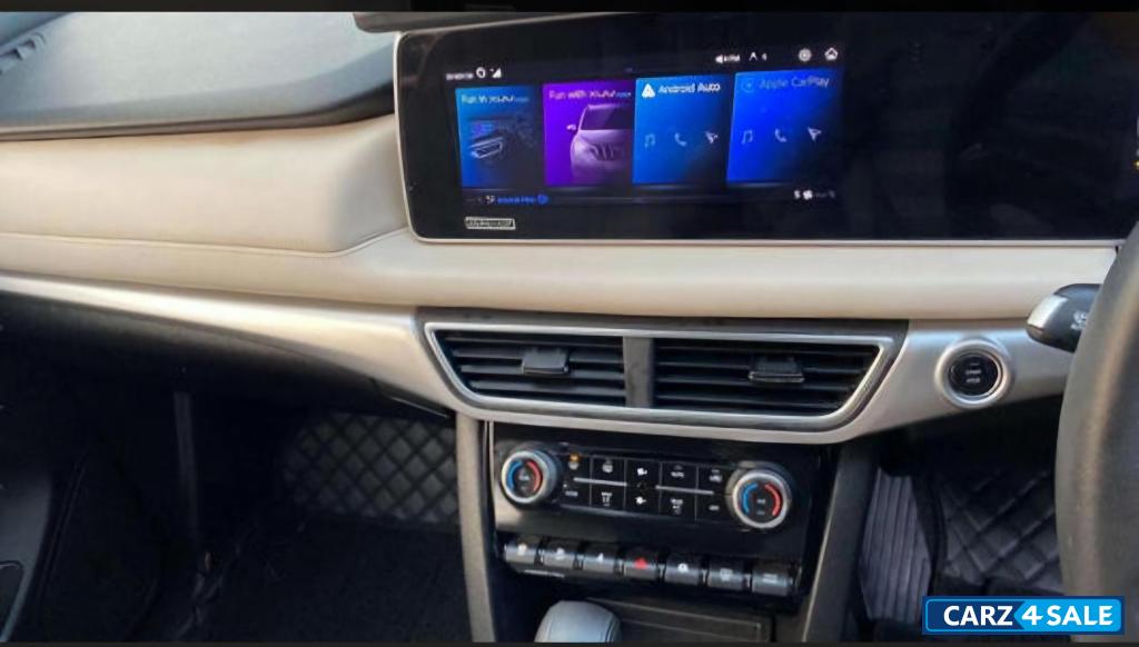 Everest White Mahindra XUV700 AX7 L AT AWD DIESEL