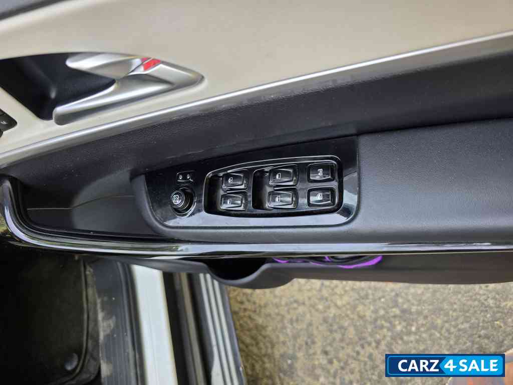 Everest White Mahindra XUV700 AX7 L AT AWD DIESEL