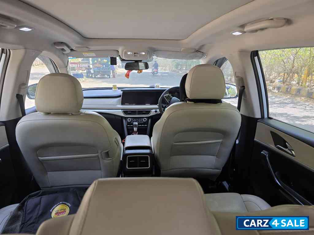 Everest White Mahindra XUV700 AX7 L AT AWD DIESEL