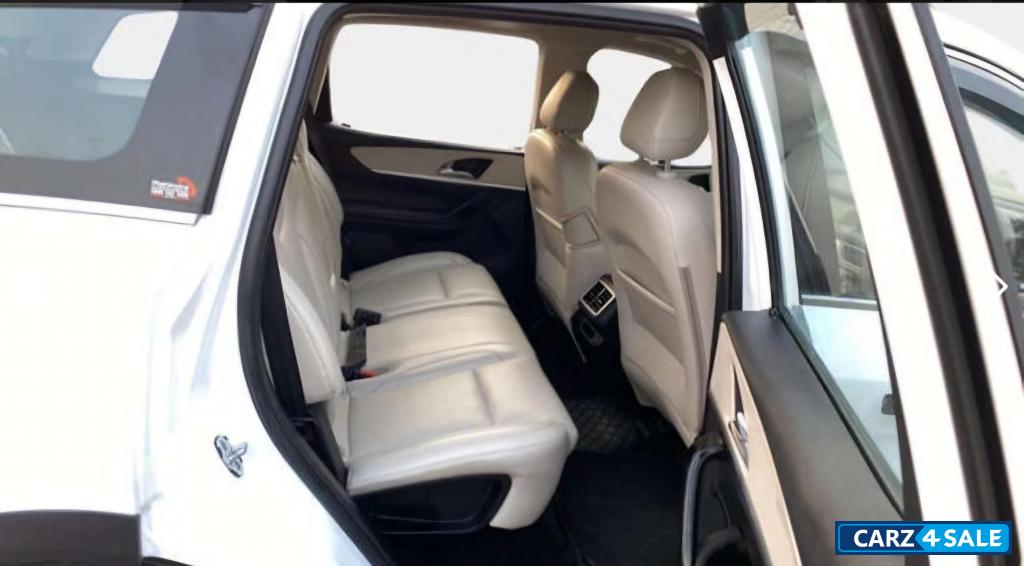 Everest White Mahindra XUV700 AX7 L AT AWD DIESEL