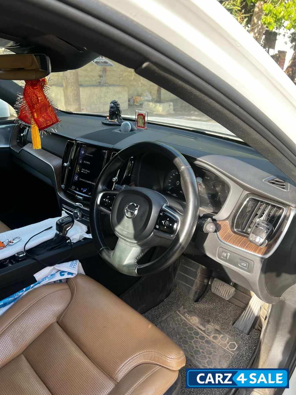 White Volvo XC60 D5 INSCRIPTION