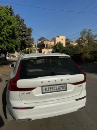 White Volvo XC60 D5 INSCRIPTION