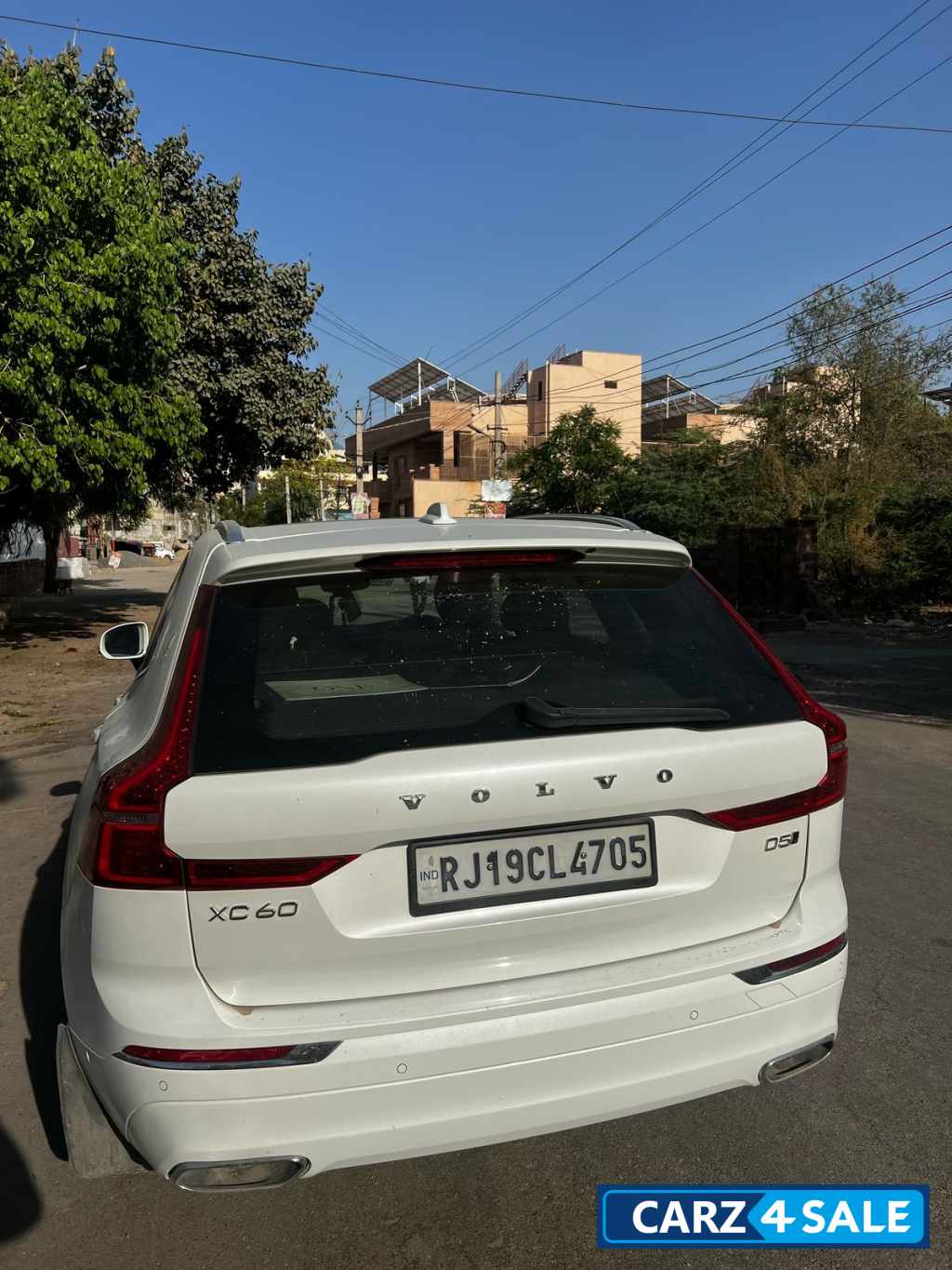 White Volvo XC60 D5 INSCRIPTION