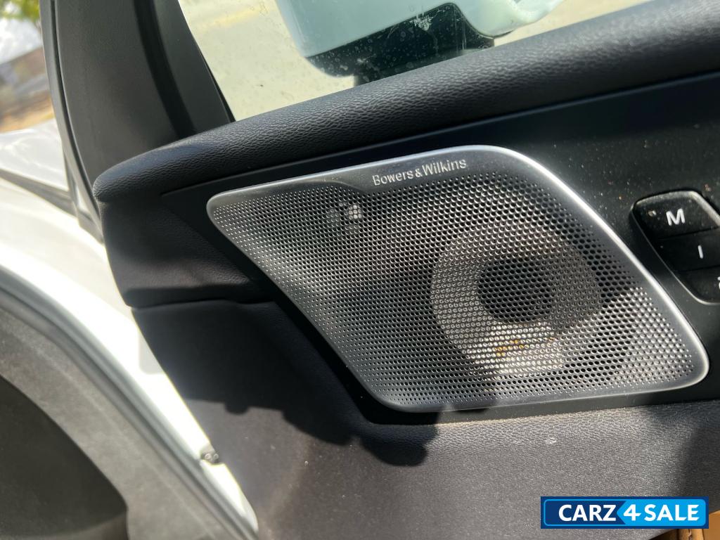 White Volvo XC60 D5 INSCRIPTION