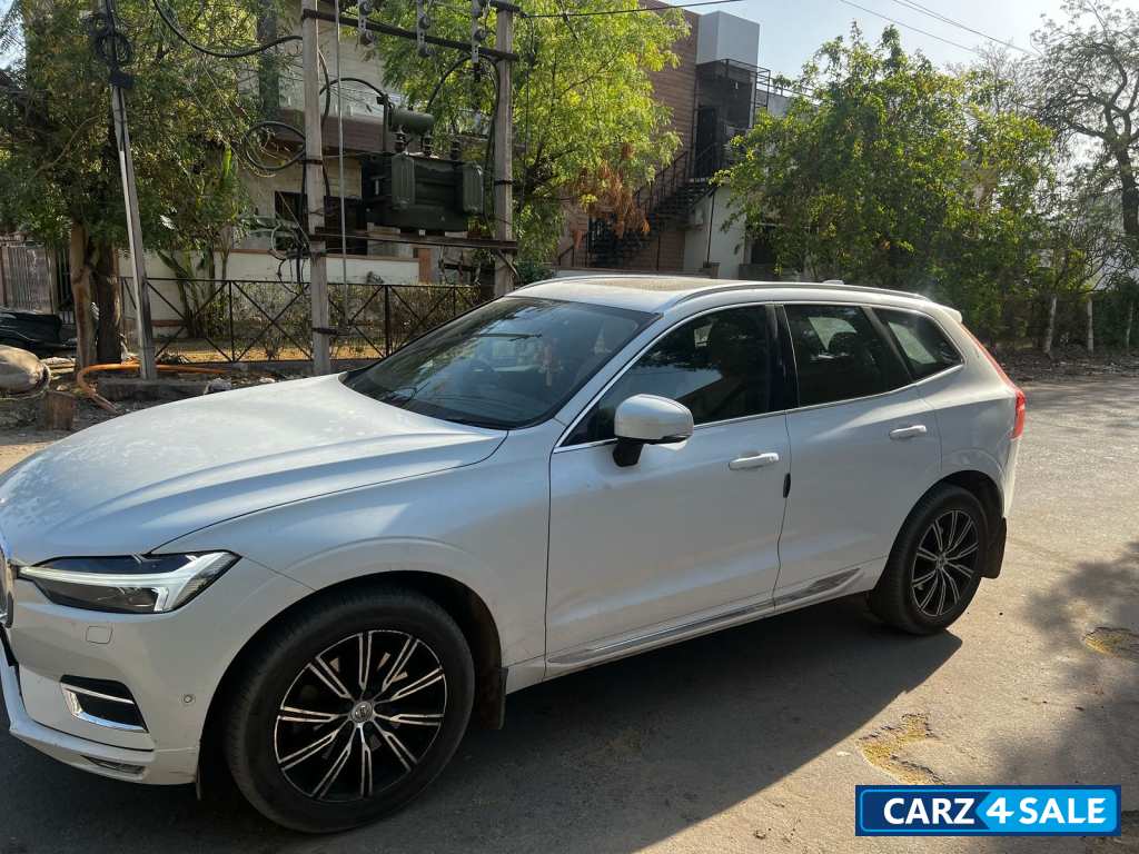 White Volvo XC60 D5 INSCRIPTION