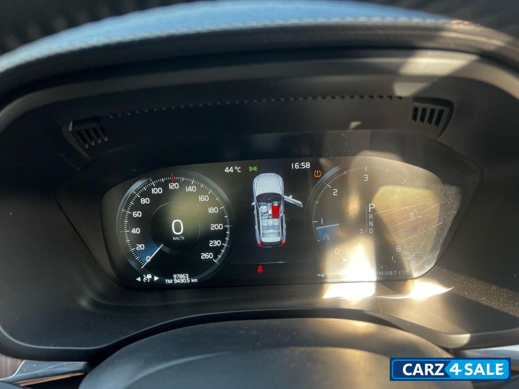 White Volvo XC60 D5 INSCRIPTION