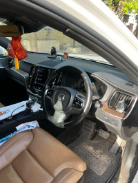 White Volvo XC60 D5 INSCRIPTION