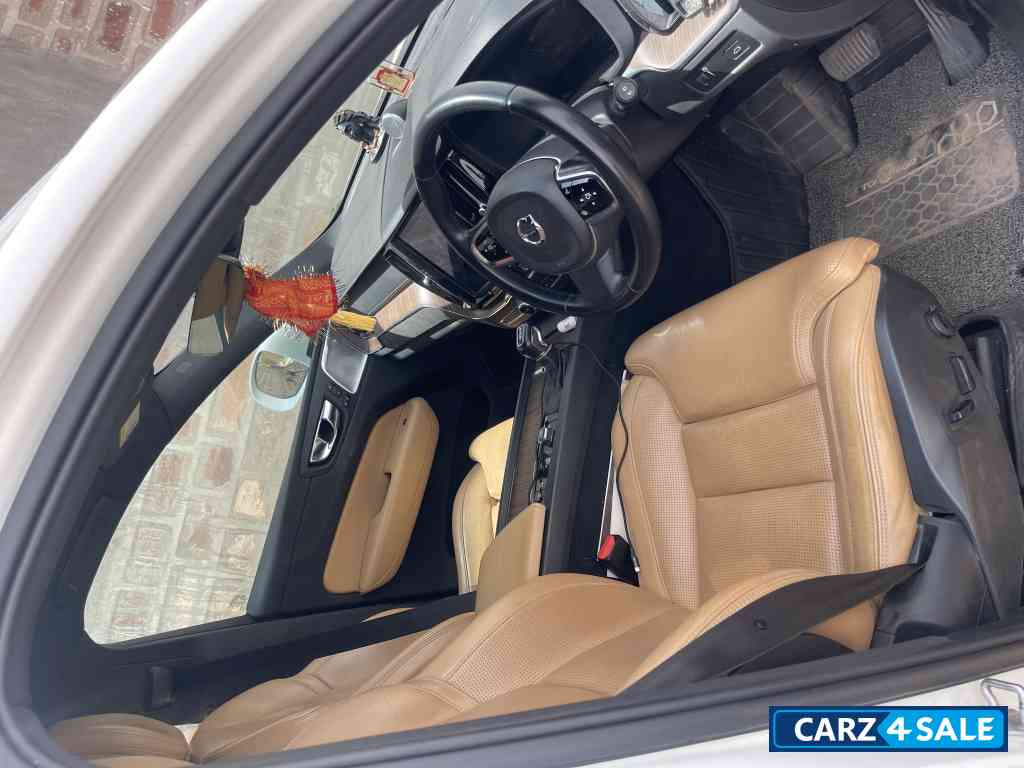 White Volvo XC60 D5 INSCRIPTION