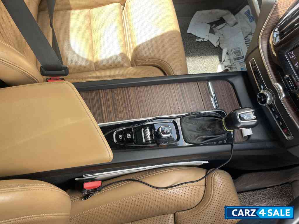 White Volvo XC60 D5 INSCRIPTION