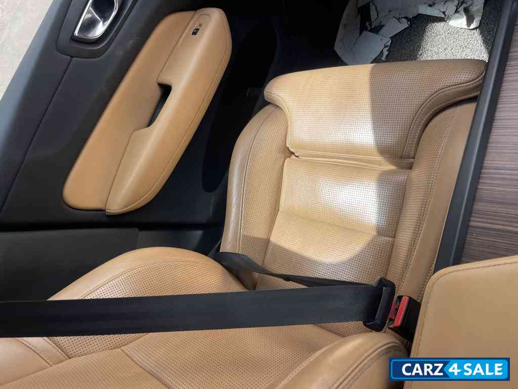 White Volvo XC60 D5 INSCRIPTION