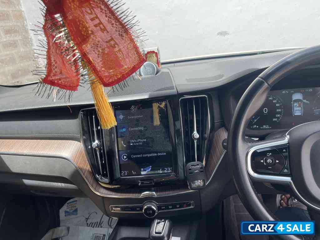 White Volvo XC60 D5 INSCRIPTION