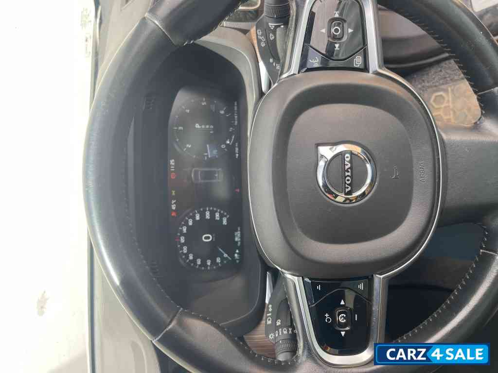 White Volvo XC60 D5 INSCRIPTION